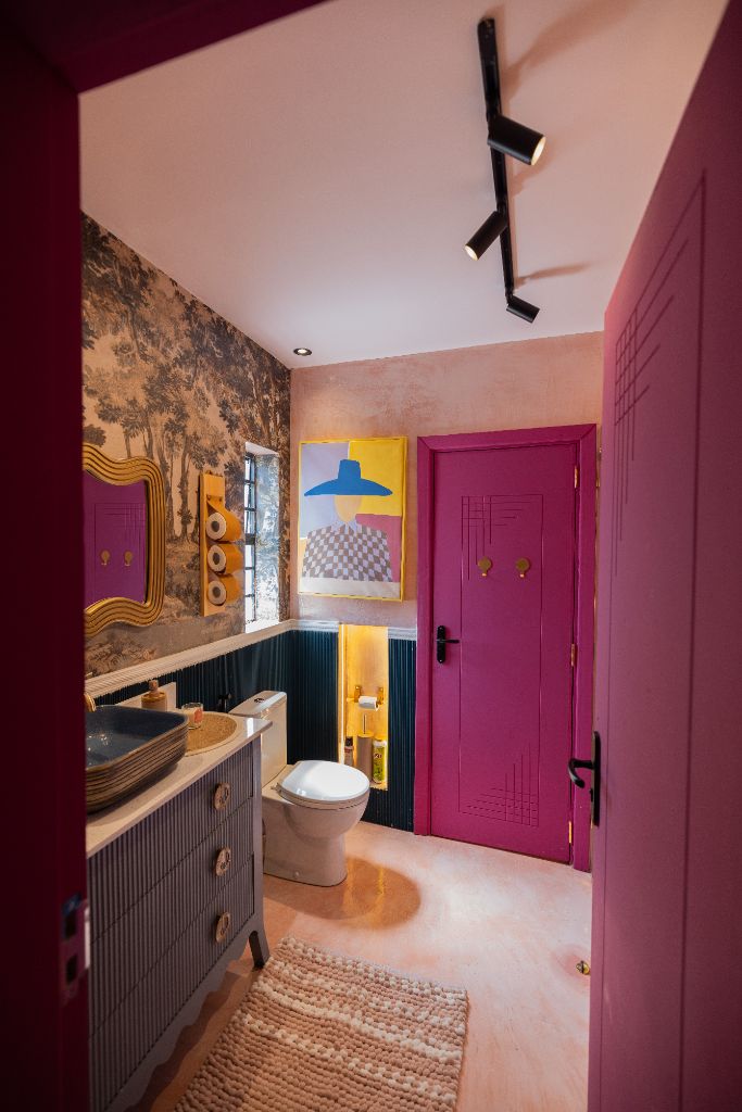 Light, breathable bathroom finishes, evoking coastal ease